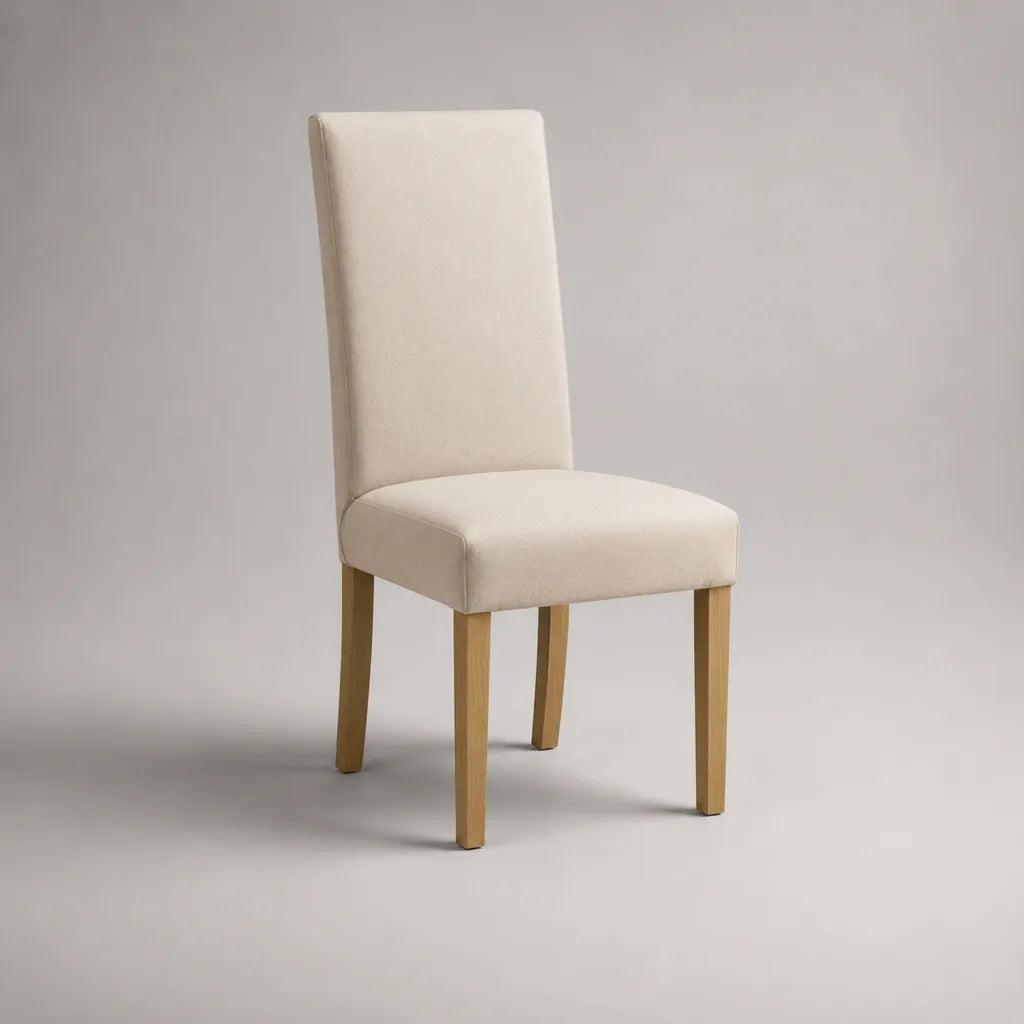 Sedia imbottita in tessuto crema con gambe in legno, 45 x 55 x 98 cm