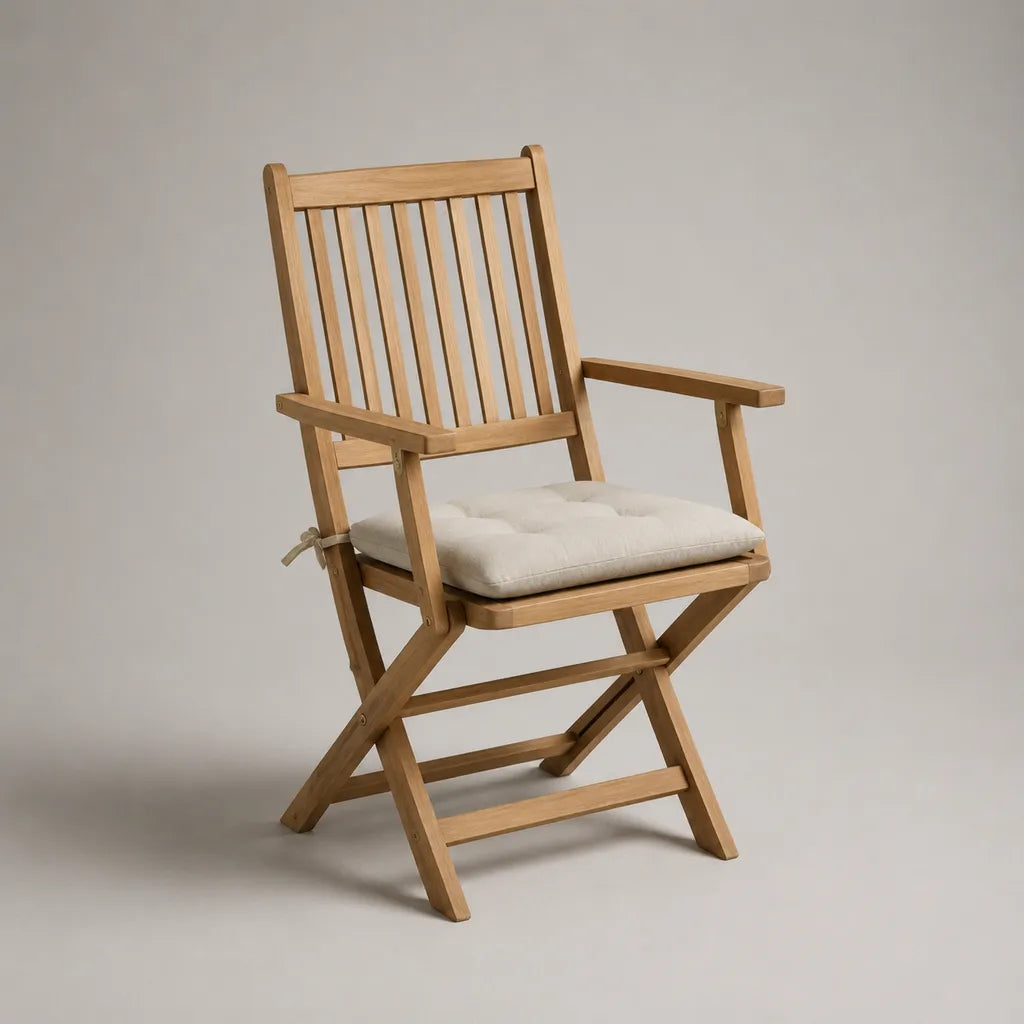 Sedia da giardino pieghevole con braccioli in legno massello di acacia naturale e cuscino bianco, 58 × 62 × 92 cm