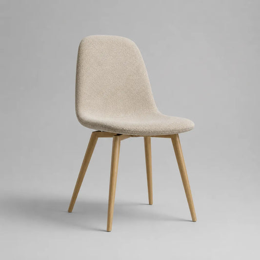 Sedia da pranzo imbottita in tessuto bouclé beige con gambe in legno, 49 × 54 × 82 cm